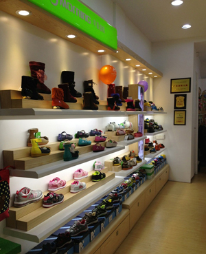 廣東早晨童鞋旗艦店在隆重開(kāi)業(yè) 零售終端加強(qiáng)-世界服裝鞋帽網(wǎng)-行業(yè)門(mén)戶.全國(guó)十佳電子商業(yè)行業(yè)門(mén)戶網(wǎng)站